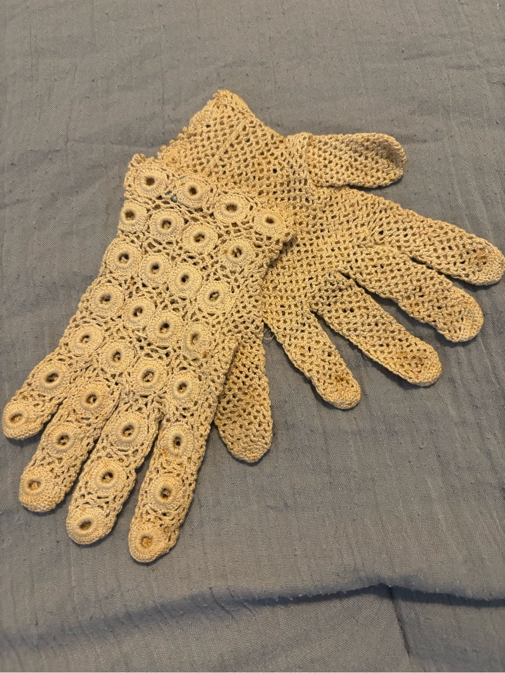 Vintage circle crochet gloves